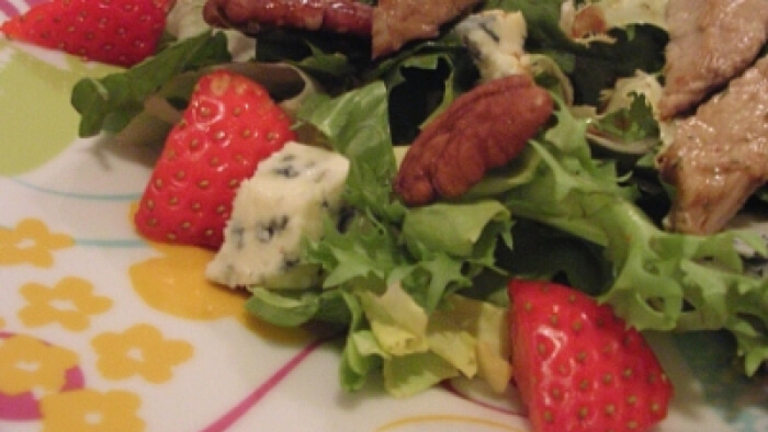 Salade d’agneau aux fraises au Roquefort Vernières